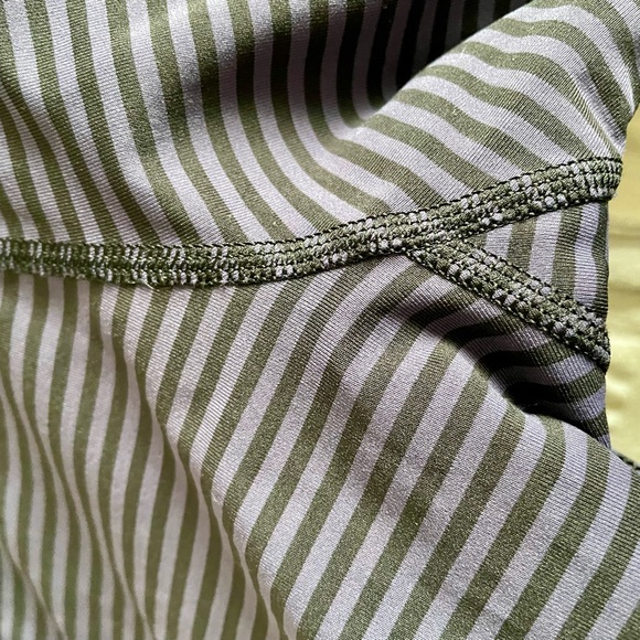 Rare Lululemon black/purple stripe leggings with trim on calf. Size 6 Mint Cond - Picture 5 of 11